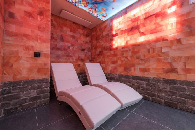 Saltarium chambre de sel avec murs en pierres de sel de l'Himalaya et cheminée dans le spa de la Hof van In.